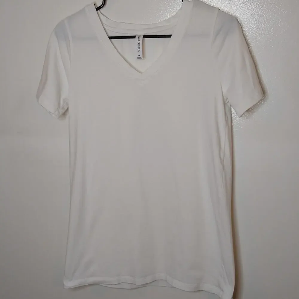 Zenana Outfitters women's size medium White T-shirt. Casual.